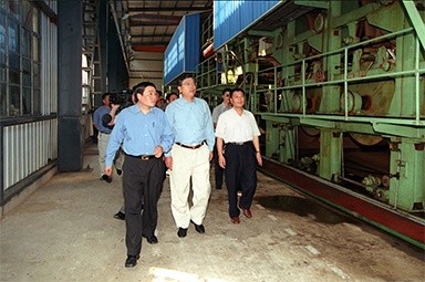 2000年9月19日，時任浙江省委書記張德江一行視察公司