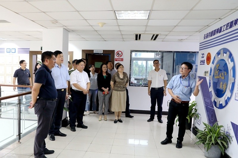 2020年7月29日，時任浙江省政協常委、社法委副主任、省總工會副主席、一級巡視員董建偉蒞臨景興紙業調研新時代工匠培育工作